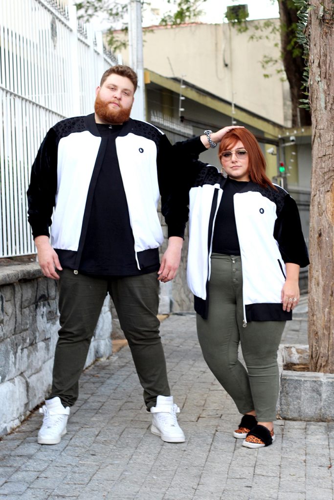 Look de Casal 2023 casal usando roupas urbanas iguais 