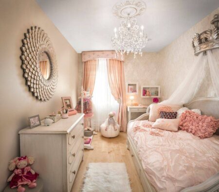 quarto de menina com cama, cômoda e tapete fofinho
