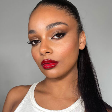 Maquiagem 2024: Tendências, Técnicas e Cores do ano mulher usando batom com gloss