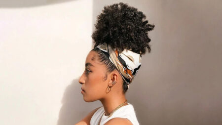 mulher com cabelo preso em coque abacaxi e lenço