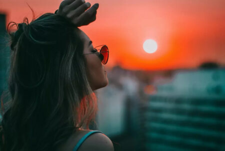Como tirar Fotos Tumblr para perfil e timeline? (Técnicas e Inspirações) mulher no pôr do sol