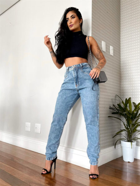 Calça Jeans 2024: Novos Modelos, Cores e Estilos (looks completos) mulher usando calça jeans e cropped
