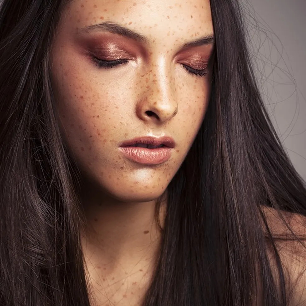 Maquiagem para pele com sardas: aprenda a realçar ou a 'disfarçar' com  dicas e bases especiais