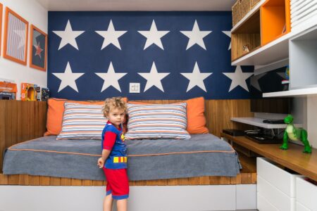 Decoração Quarto Infantil Menino 2024: Temas de Personagens quarto de menino com estrelas na parede e cama baixa