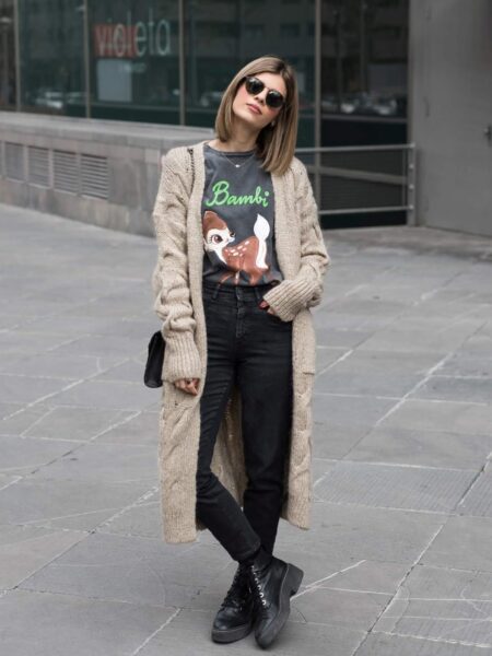 Tendências de Cardigans 2024: Tendências e Ideias Simples mulher usando cardigan com t-shirt e calça