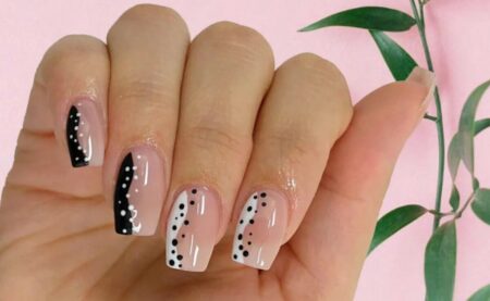 unhas com decoração pela metade na vertical e com bolinhas