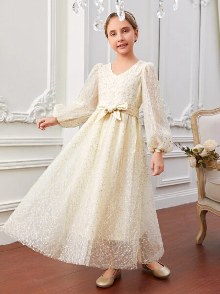 Vestidos de Primeira Comunhão 2024: Modelos e Fotos menina usando vestido bege longo e de manga longa