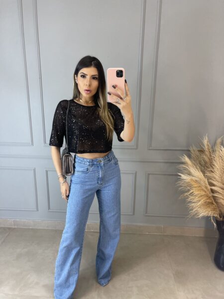 mulher usando cropped com calça jeans pantalona