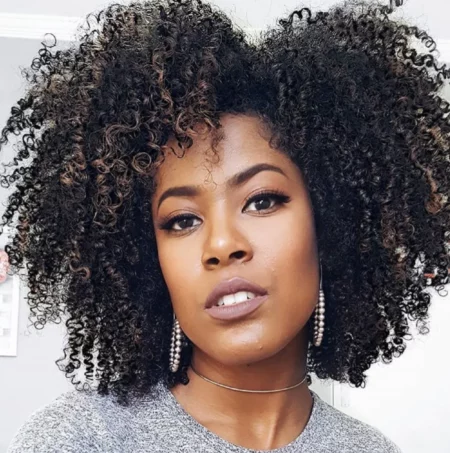 Cortes para Cabelo Crespo 2024: Descubra as maiores tendências do ano! mulher com cabelo crespo cortado em forma de coração