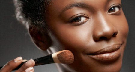 BB cream, CC cream e DD cream: Quais as diferenças e quando usar cada um? mulher passando base no rosto com pincel