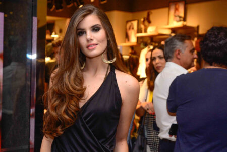 mulher com cabelo comprido