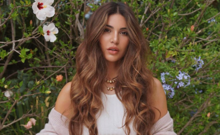 Tendência em Cabelo Castanho 2024: Tons e luzes (Fotos) mulher com cabelo castanho iluminado