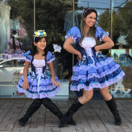Look Junino ‘Tal mãe, tal filha’: Maiores tendências para 2023 mãe e filha usando vestidos juninos
