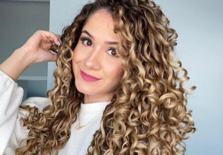 mulher com cabelo cacheado
