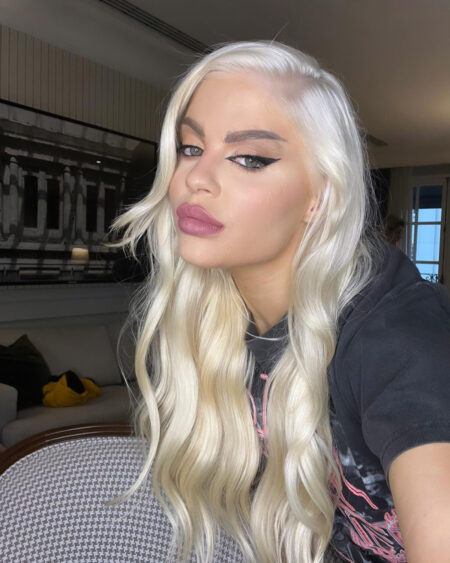 Platinado 2024: Tendências e Fotos de Cabelos Femininos mulher com cabelo platinado