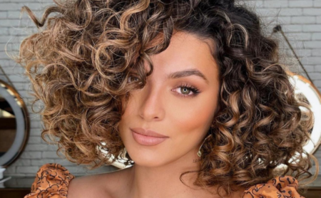morena com cabelo cacheado iluminado
