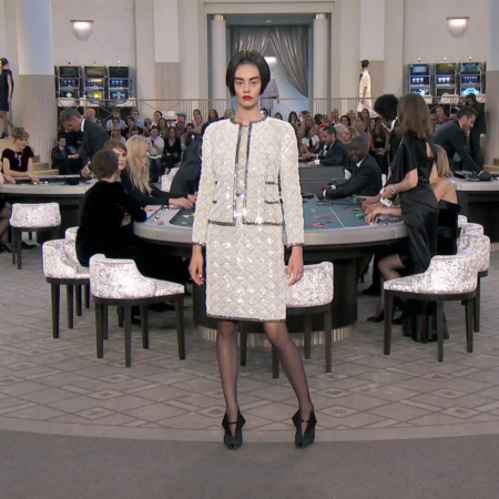 O Power Dressing vai te conquistar também! Veja como aderir ao estilo! mulher usando terninho Chanel com blazer e saia