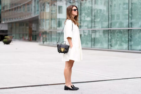 O Mocassim tomou conta novamente! Se inspire nos top 10 looks fashionistas! mulher usando vestido chemise com sapato mocassim