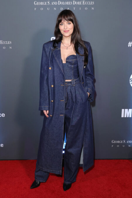 Look All Jeans 2024: Atualização do estilo queridinho dos fashionistas! mulher usando sobretudo, calça jogger e cropped jeans