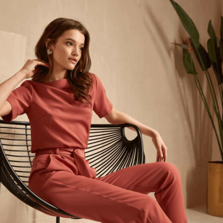 Look Monocromático 2024: Inspirações, Fotos e Tendências mulher senatad em uma cadeira de tiras usando um conjunto de blusa e calça da mesma cor