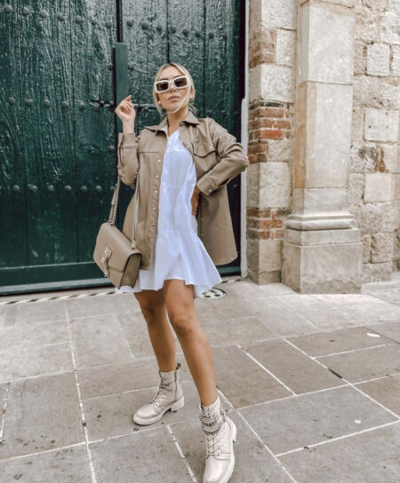 mulher usando vestido chemise com jaqueta e bota coturno