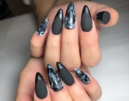 unhas no formato almondpintadas de preto fosco com francesinha em preto brilhoso e filha única marmorizada