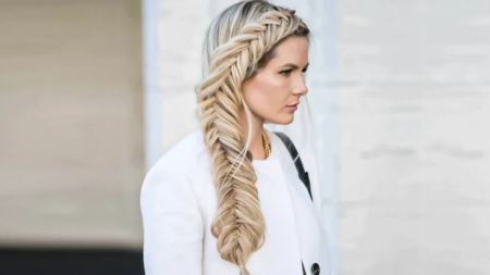 mulher com o cabelo trançado em espinha de peixe