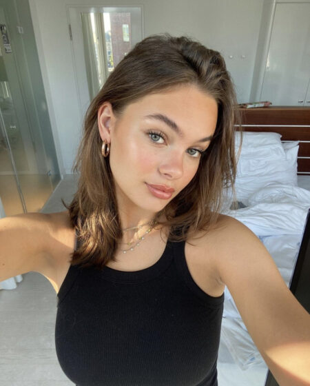 mulher usando make natural