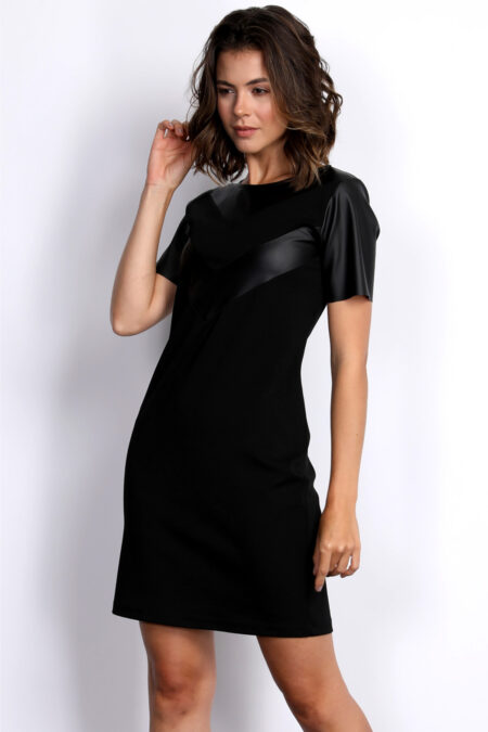 mulher usando vestido tubinho de mangas