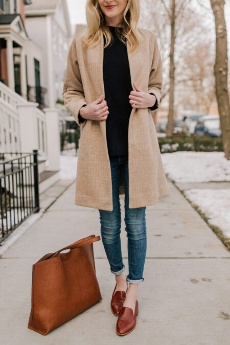Looks Mocassim 2023: Cores, Estampas, Combinações (Dicas de Estilo) mulher usando sobretudo, blusa, calça jeans e mocassim