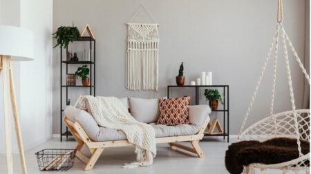 Decoração com Macramê 2024: Onde Usar, Inspirações e Dicas sala de estar com flâmula de macramê na parede