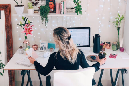 mulher trabalhando em mesa de home office