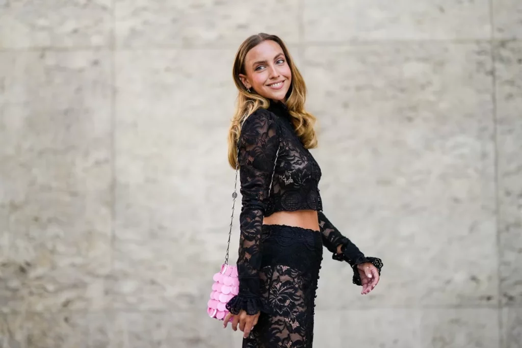 Looks com Renda: Veja como usar a renda na medida certa! Mulher usando look all black em renda