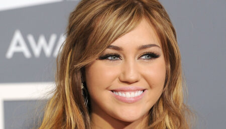 Corte de Cabelo para Rosto Redondo: Fotos e Inspirações mulher com rosto redondo sorrindo