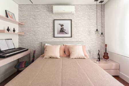 Papel de Parede para Quarto 2024: Estampas, Estilos e Inspirações quarto com papel de parede de tijolinhos