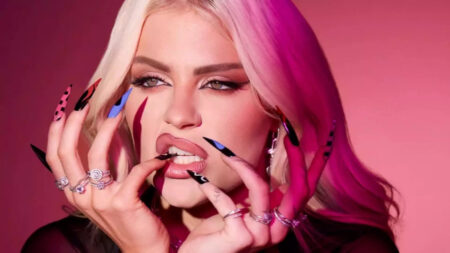 As Unhas de celebridades que mais bombaram em 2023! mulher com unhas longas stiletto decoradas