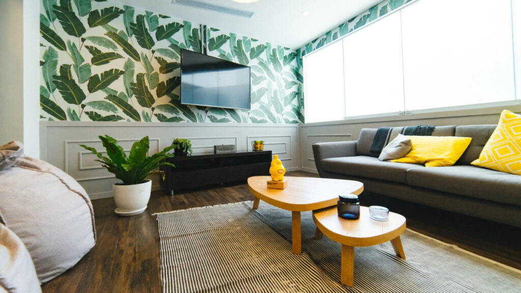 sala de estar com papel de parede de folhagem
