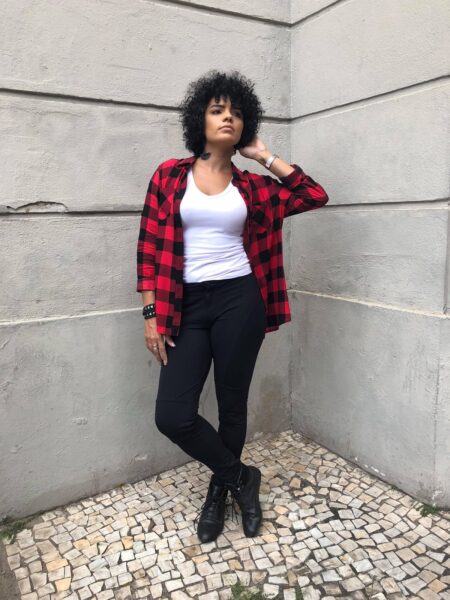 mulher usando camisa xadrez com regatinha e calça jeans