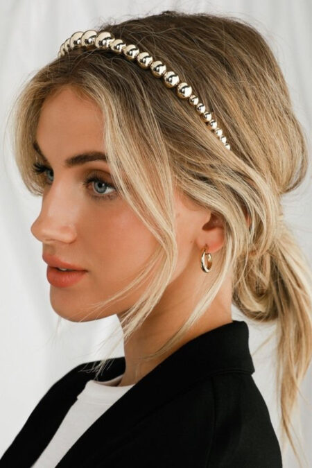 mulher usando tiara no cabelo