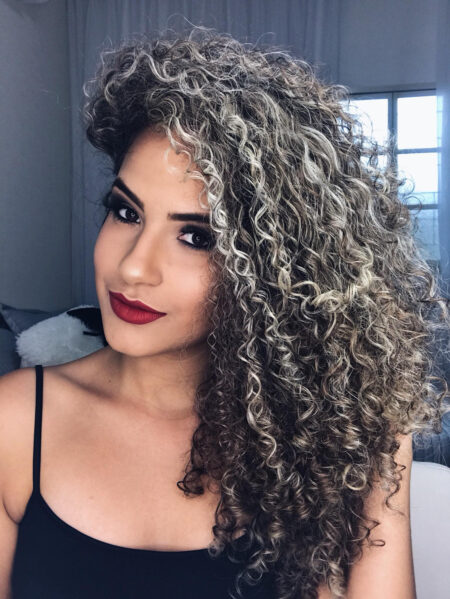 Luzes Cabelo Cacheado 2024: Mel e Platinado (Luzes e Ombré) mulher de cabelo cacheado com luzes platinada