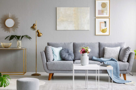 sala de estar com móveis em tons neutros
