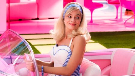 Looks cor de Rosa da Barbie: 7 opções inspiradas no filme mulher em carro conversível