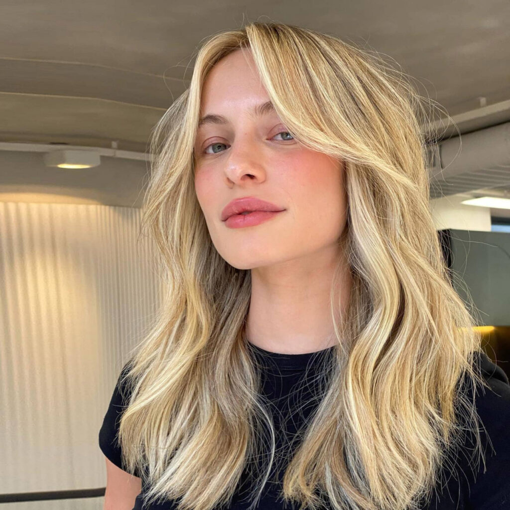 Cabelo da Barbie: Especialista ensina como ter o loiro e liso perfeito mulher com cabelo loiro