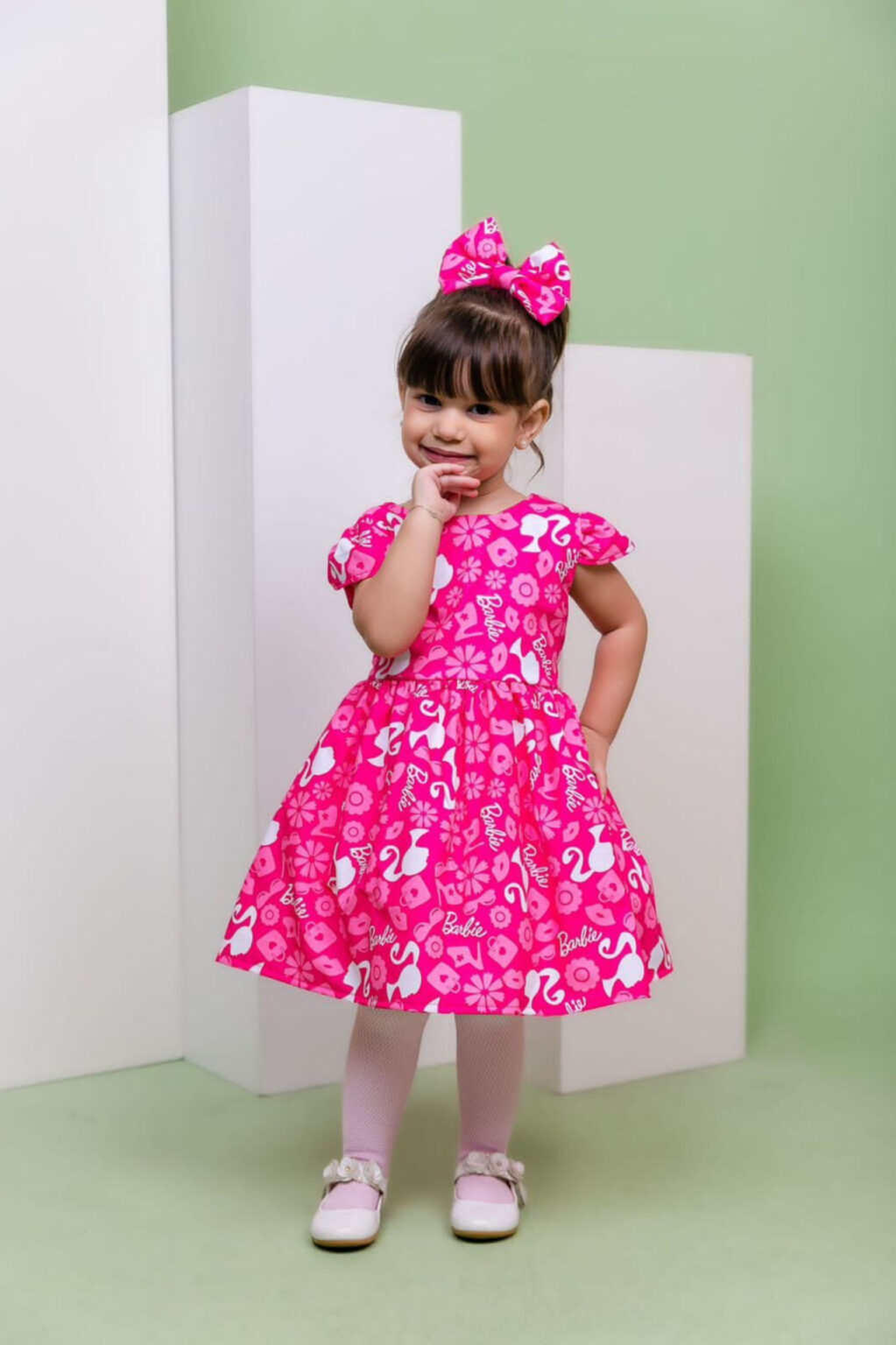 Ideias de fantasias da Barbie para Meninas: a 2 é super criativa menina usando vestido da Barbie