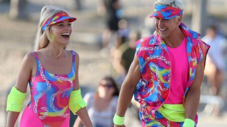 7 acessórios de looks da Barbie que você deve ter no armário homem e mulher com roupa fitness neon