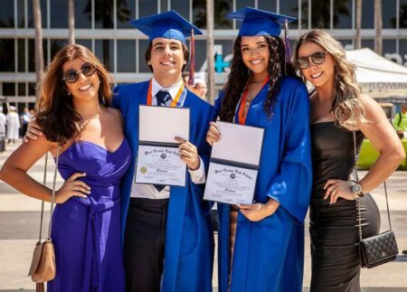 Look para Formatura Convidada: Ideias para 2024 mulheres com seus filhos em formatura