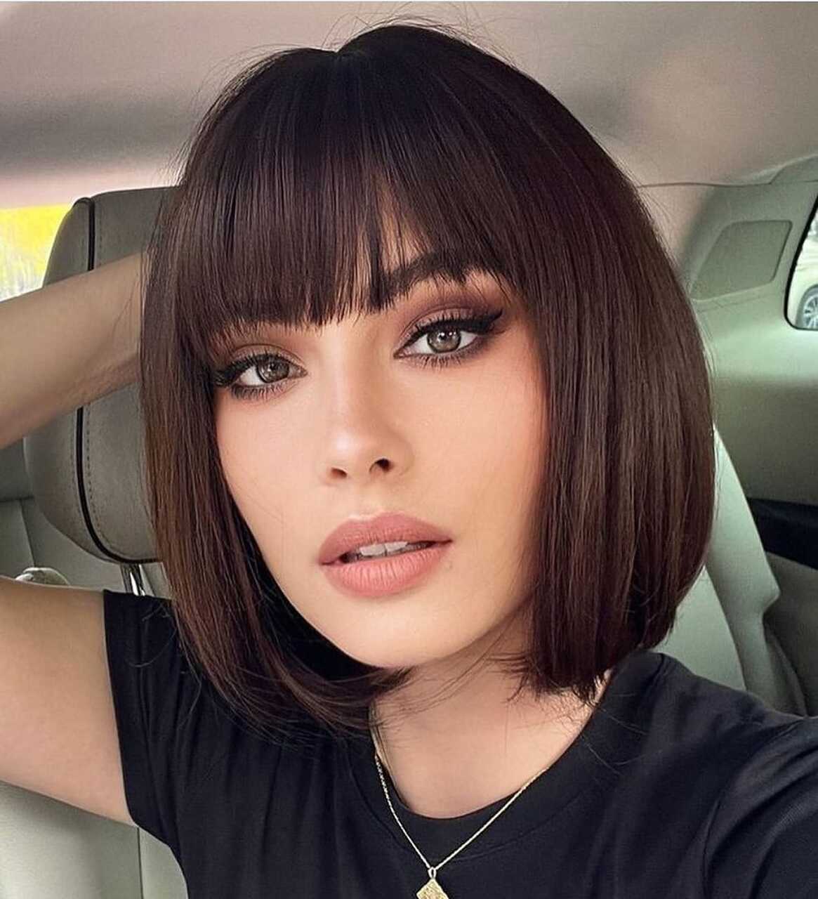 mulher com cabelo chanel com franja