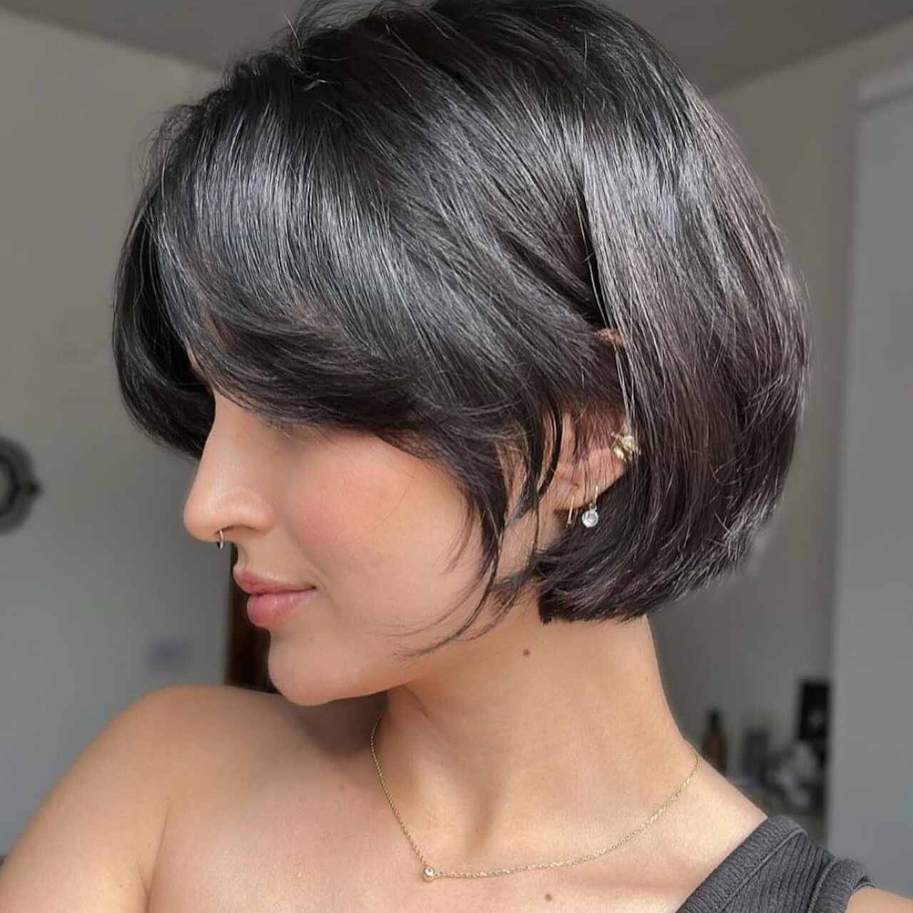 mulher com cabelo curto