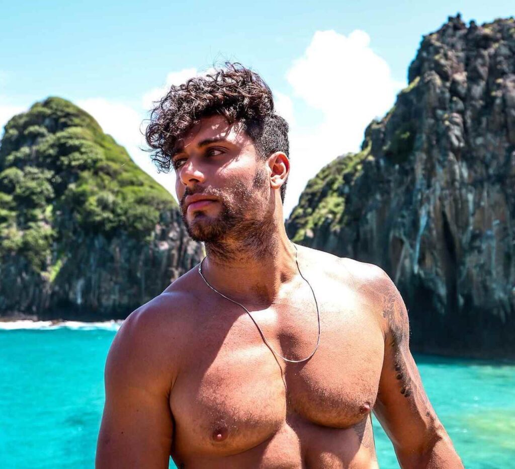homem na praia