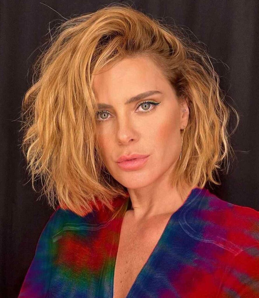 Cortes de Cabelo para Baixinhas: Tendências para 2024 mulher com cabelo curto ondulado